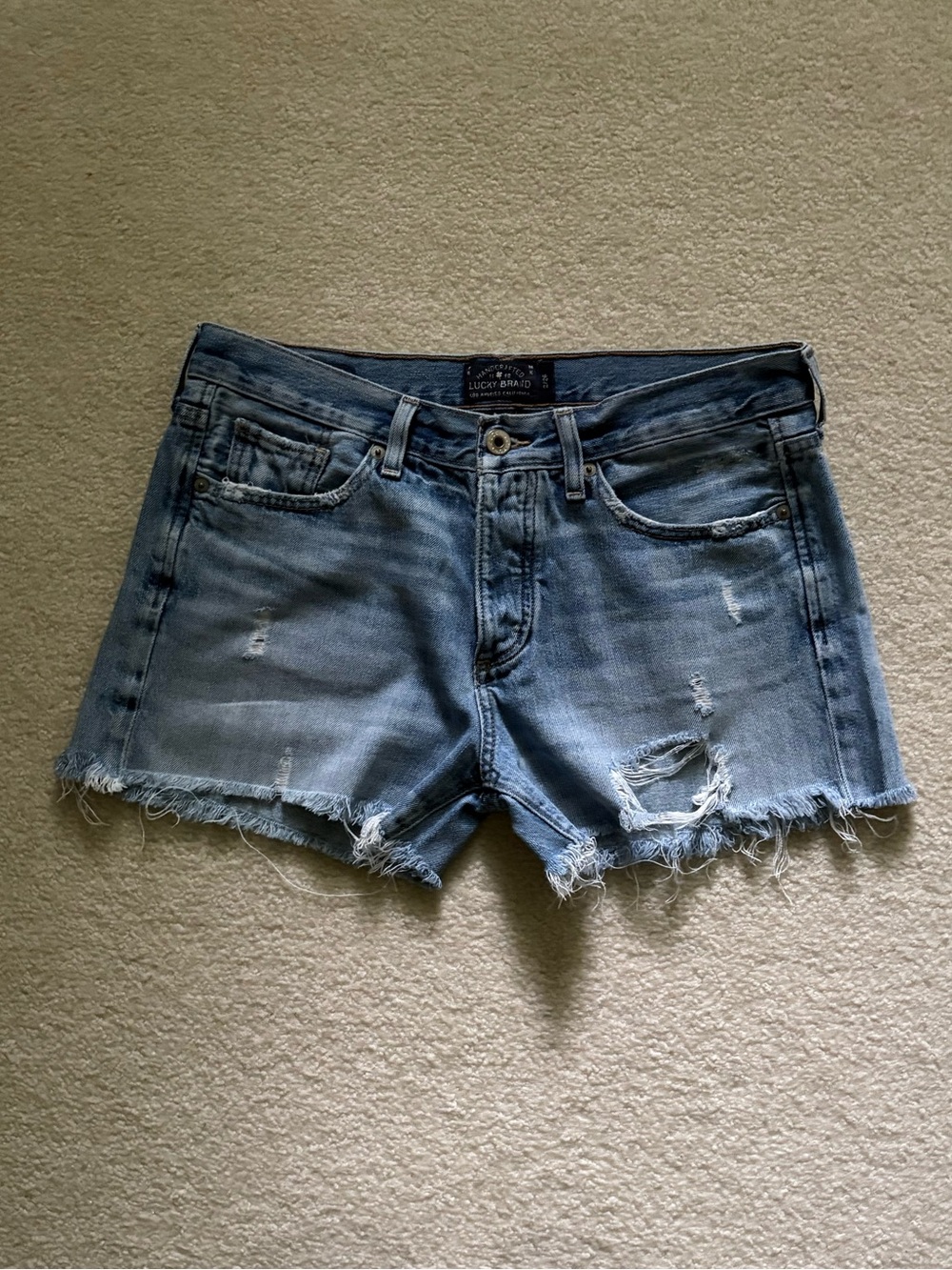 Lucky Brand Women’s Distressed Frayed Hem The Boyfriend Short. Size 2/26.